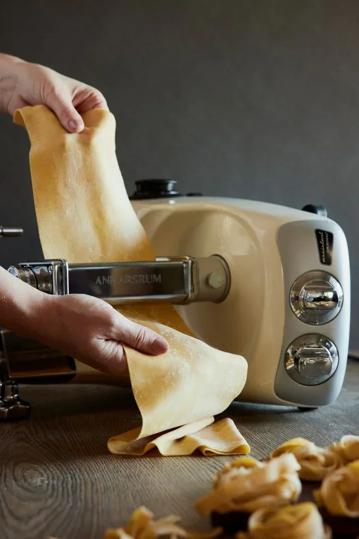 Laminoir pour pates en action avec le robot patissier ankarsrum