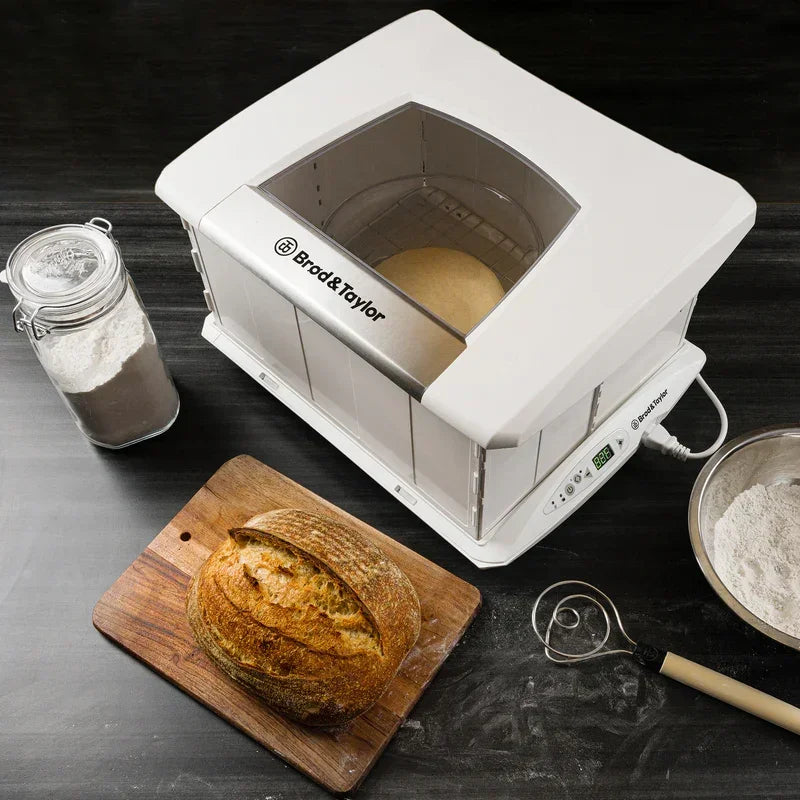 Chambre de pousse avec un pain au levain et un fouet à pâte