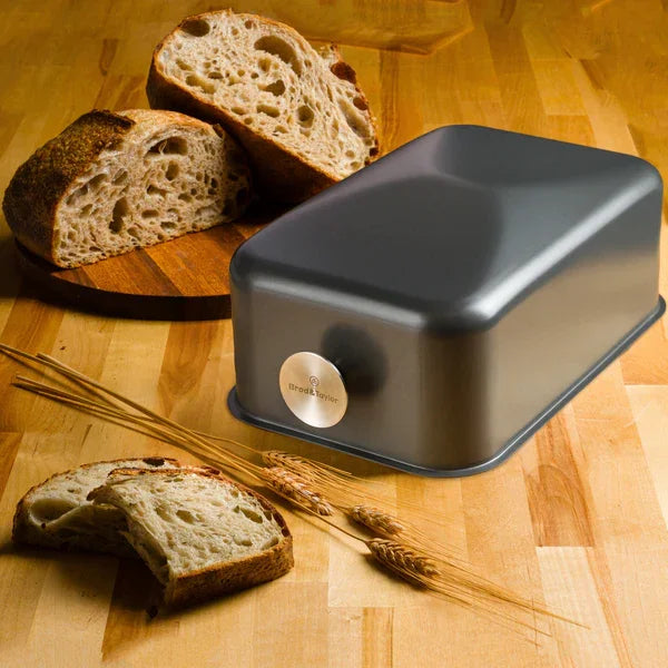 Présentation de la cloche à pain rectangulaire sur plan de travail
