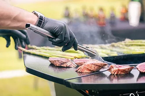 Cuisson de steaks et asperges sur brasero made in Alsace