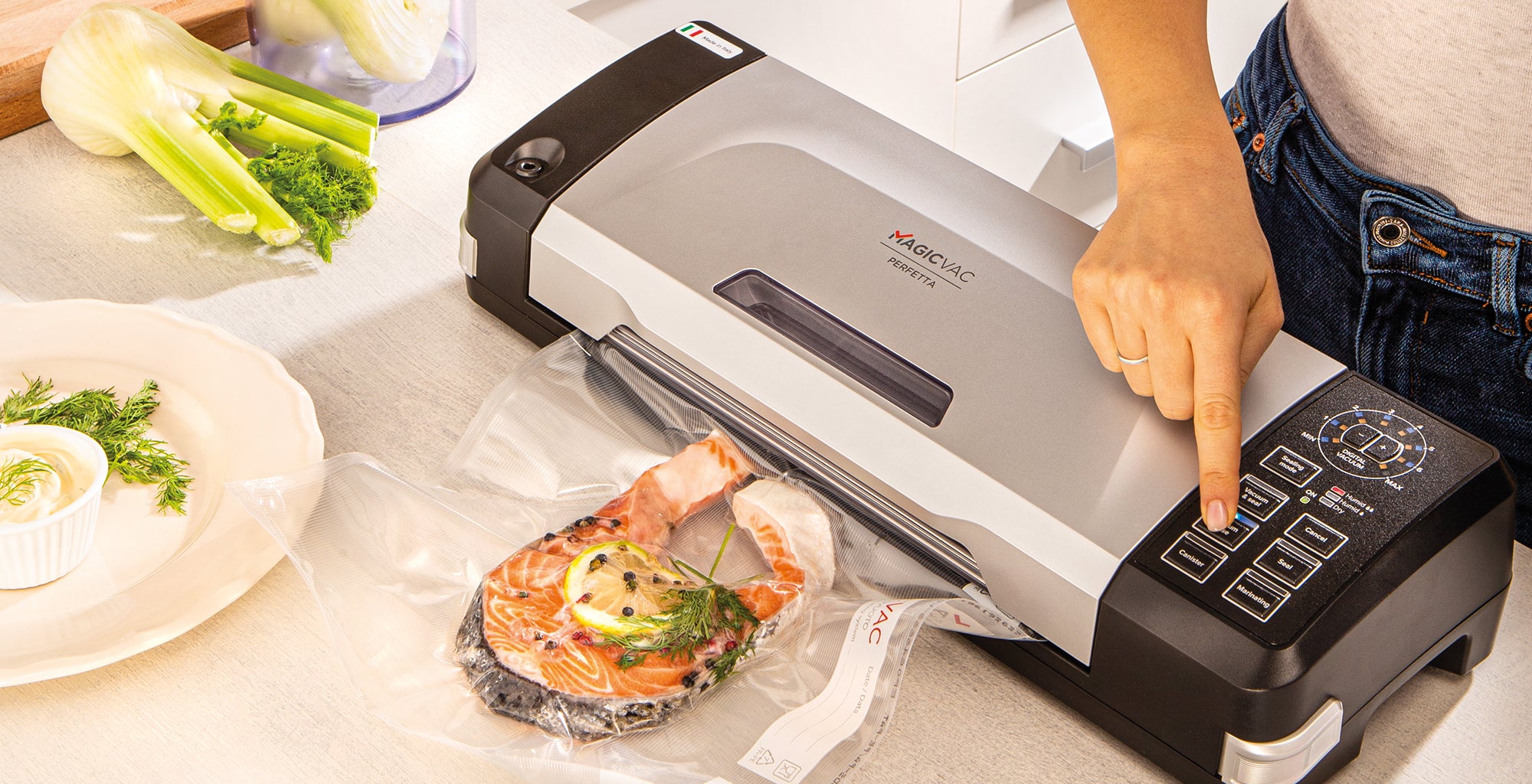 Machine Magic Vac en action avec mise sous vide d'un saumon mariné