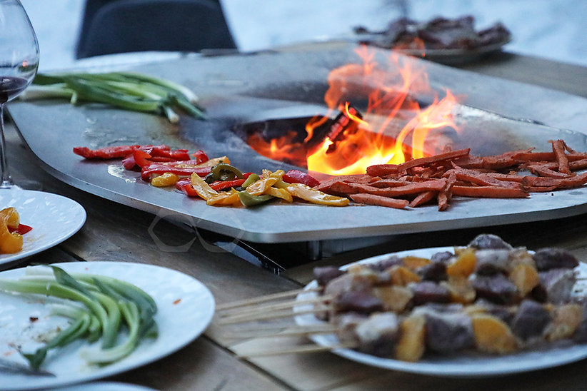 Brasero de la marque Augoust présenté avec des légumes et brochettes